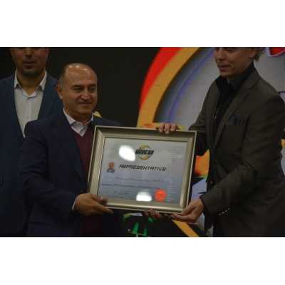 لحظه تحویل گواهینامه به رئیس سازمان WKU ایران